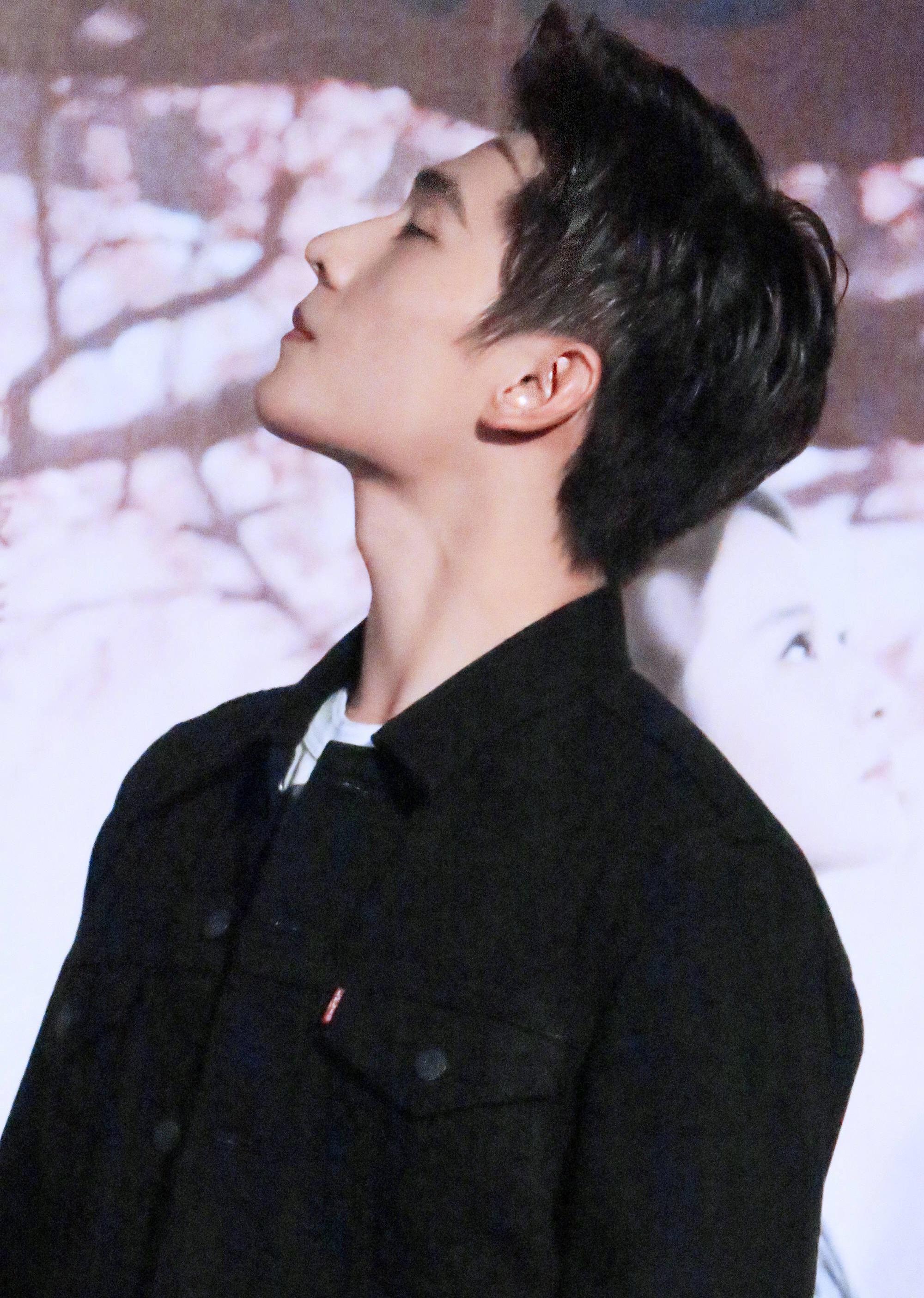 感受一波来自男明星的超a喉结杀!哪一个是你的菜