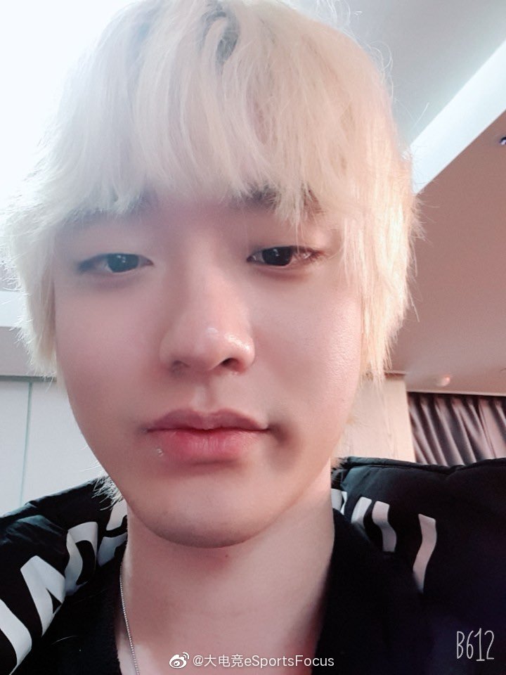 afs发推祝大舅子生日快乐,但这配图咋回事!就真的拿鼻孔看人呗