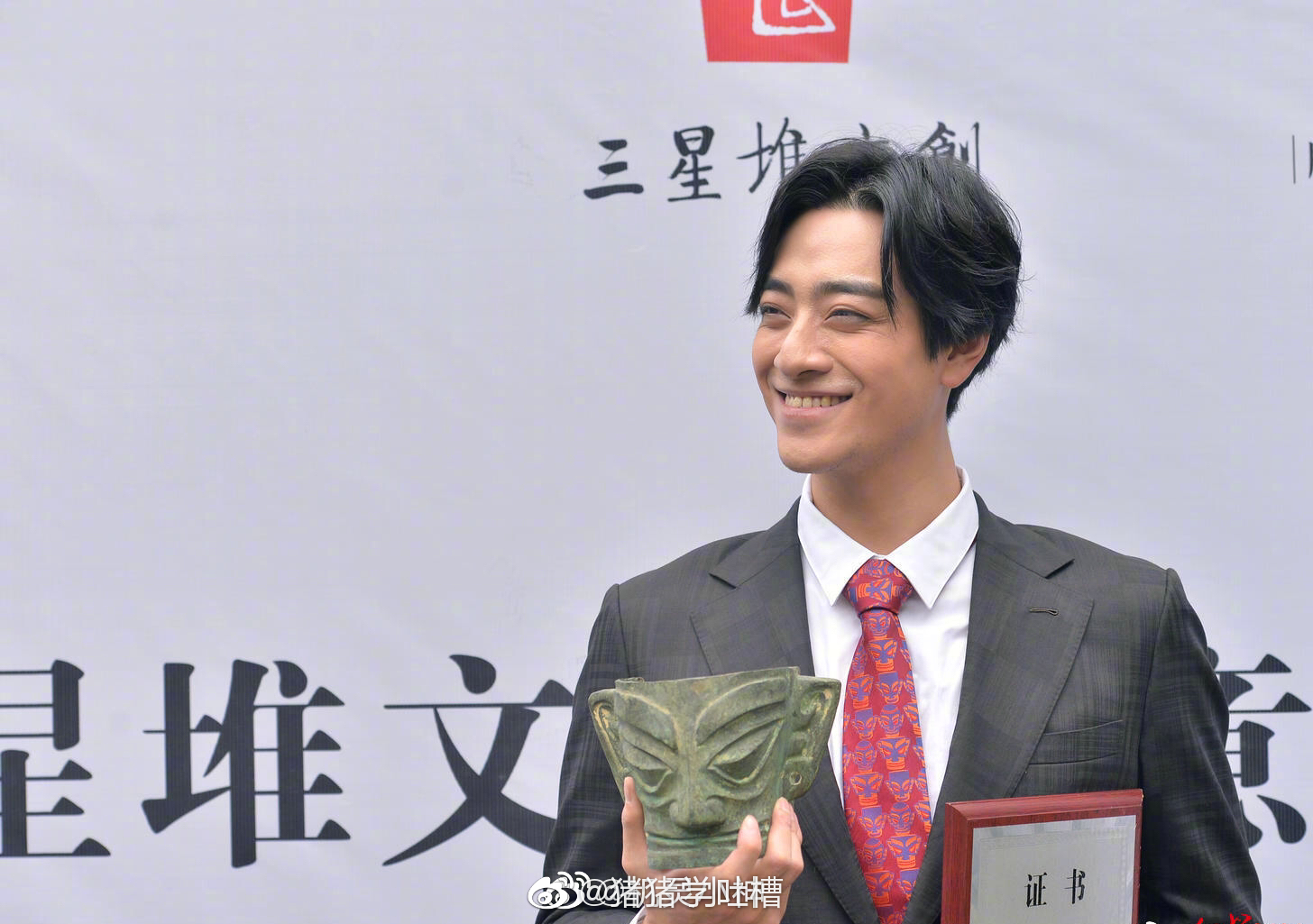 老被吐槽撞脸三星堆的郑云龙成了三星堆文化创意体验官