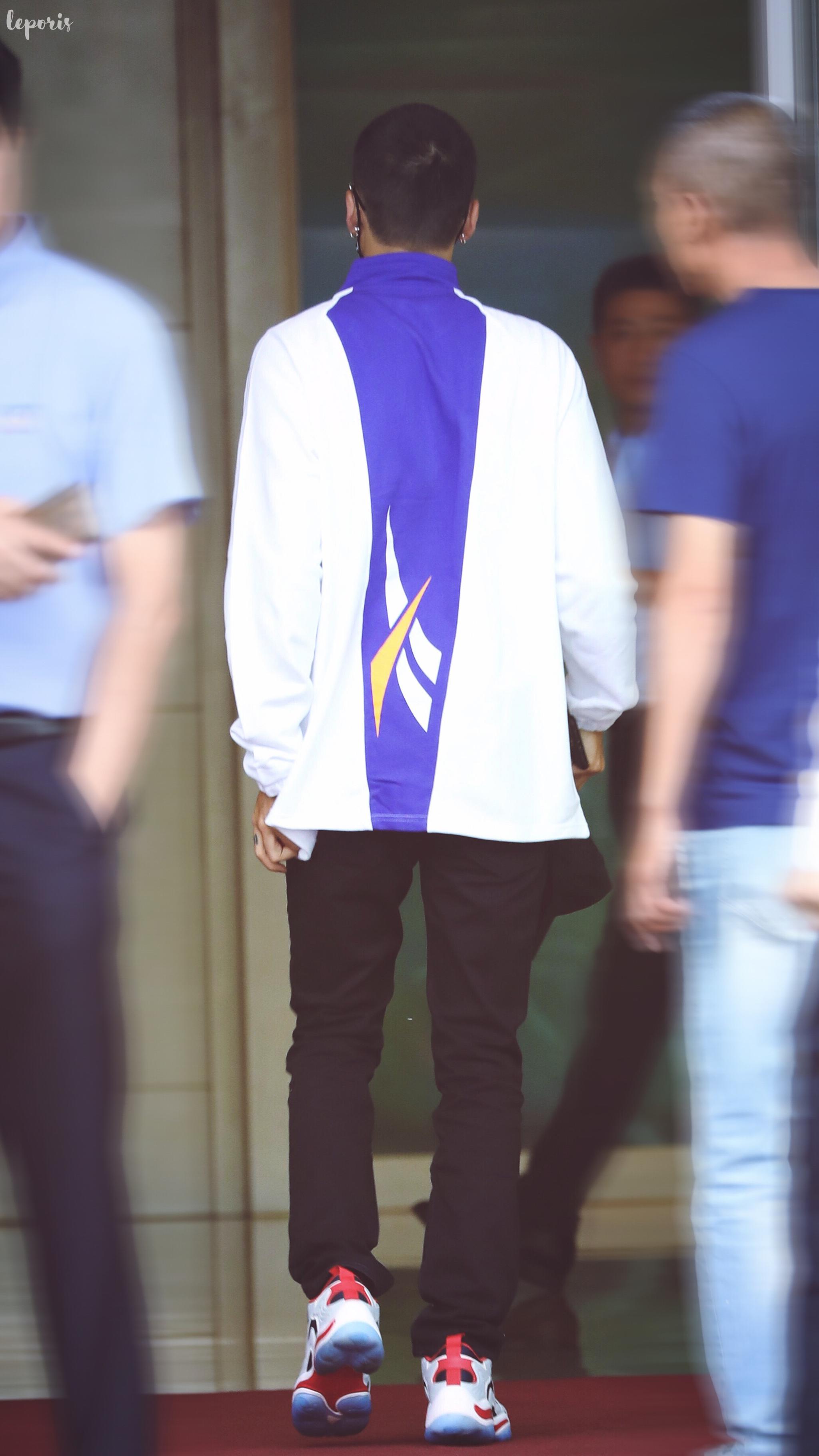 北京7615上海今日份的新鲜寸头饱饱,身穿白紫色运动衣look 背影超