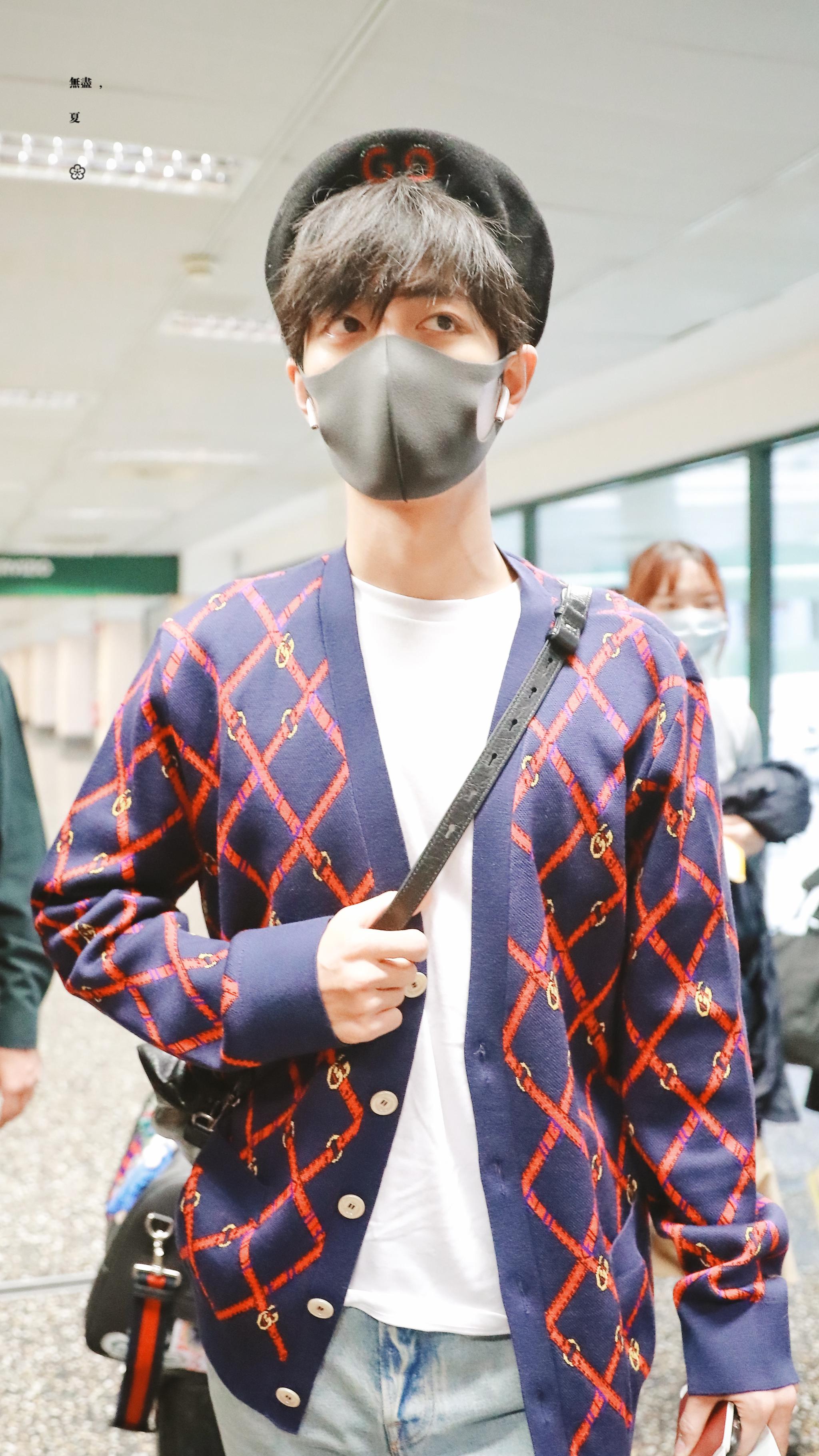 肖战米兰机场到达蓝红条纹针织衫 贝雷帽 黑色挎包小赞的机场换装秀