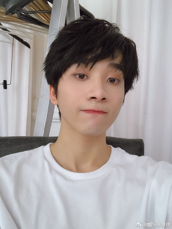 连淮伟这世间最完美的存在你的可爱让这份少年感更显得独特