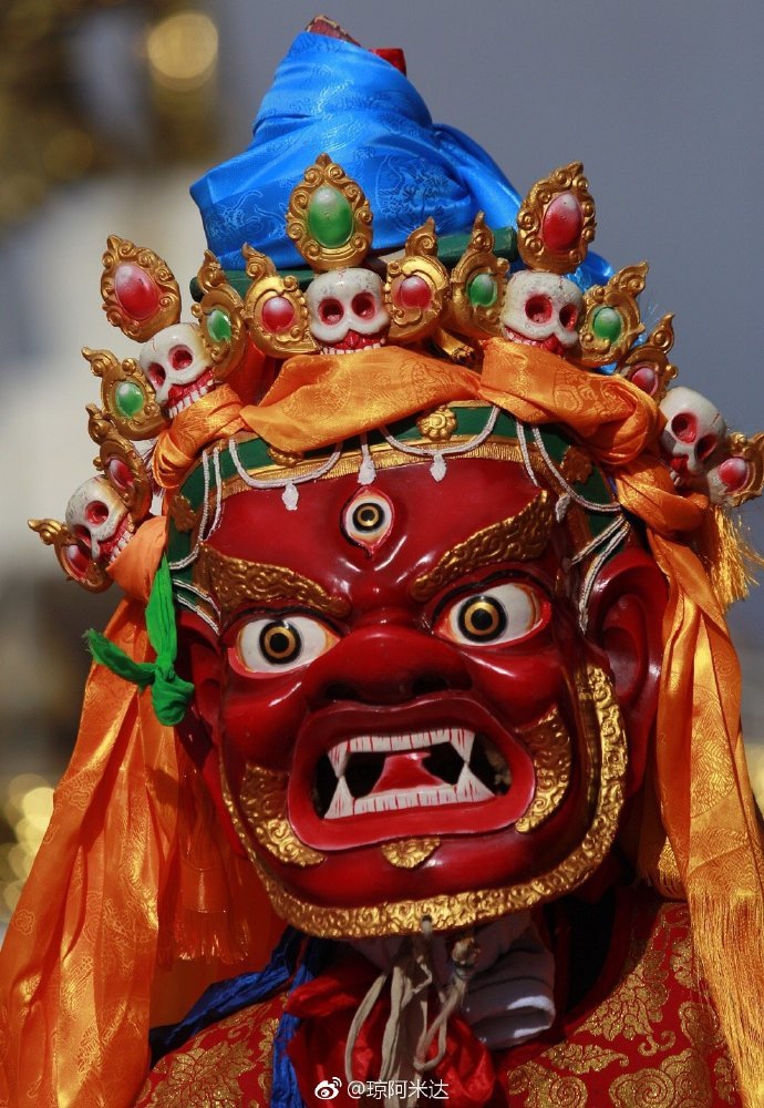 四川省阿坝州松潘县上泥巴寺的祈愿法会上的金刚舞琼阿米达