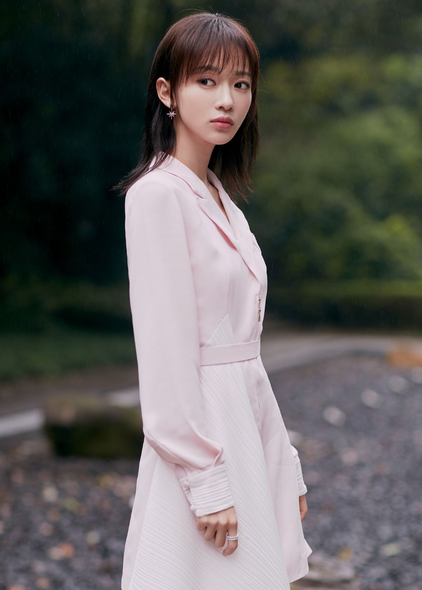 吴谨言晒粉色系look,好甜 读者隔空喊话:好想做那枚气球