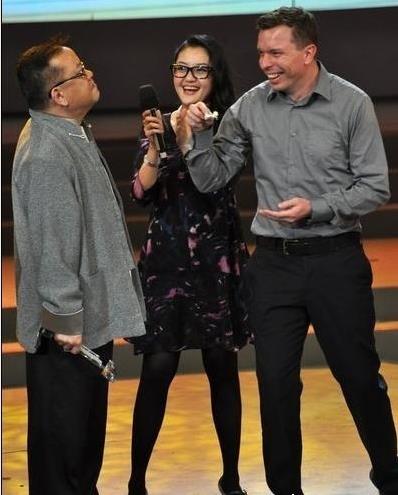 (王刚、大女儿王婷婷和她的外国老公)