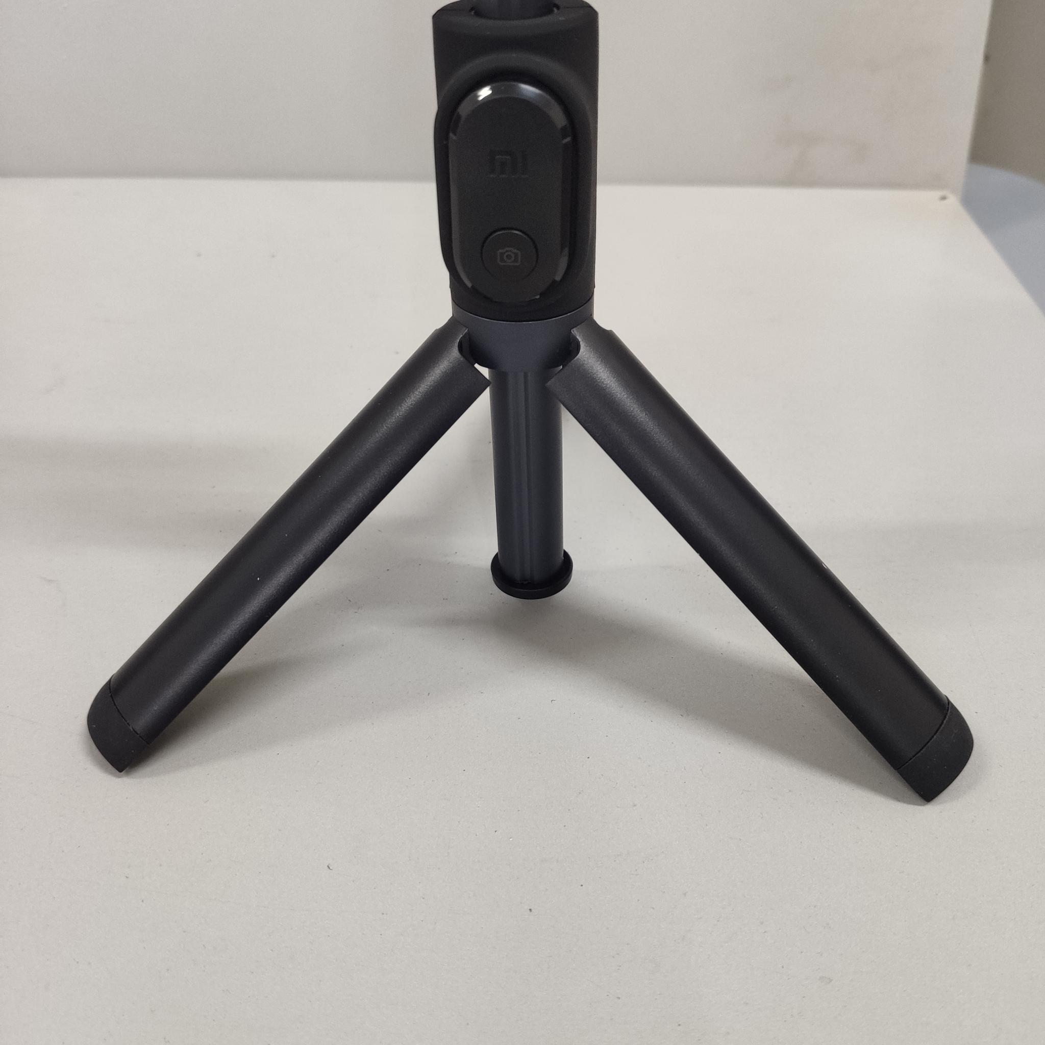 入手了一个小米的自拍杆可以自拍也可以当三脚架看着还可以