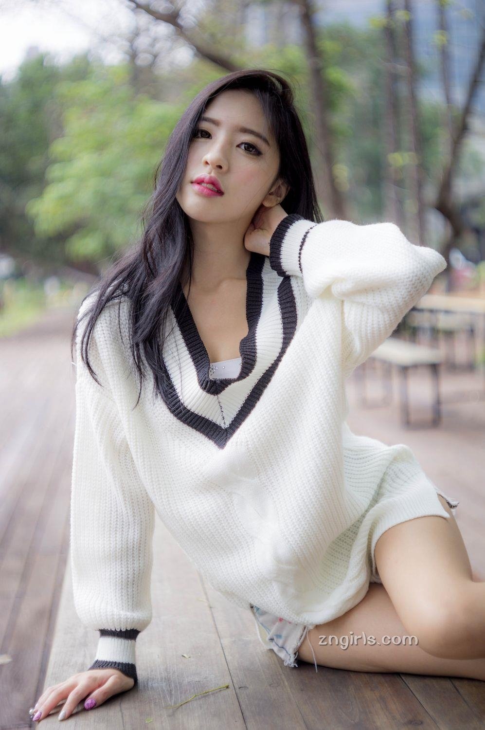 成熟气质美女张安琪酥肩半露迷人户外写真集