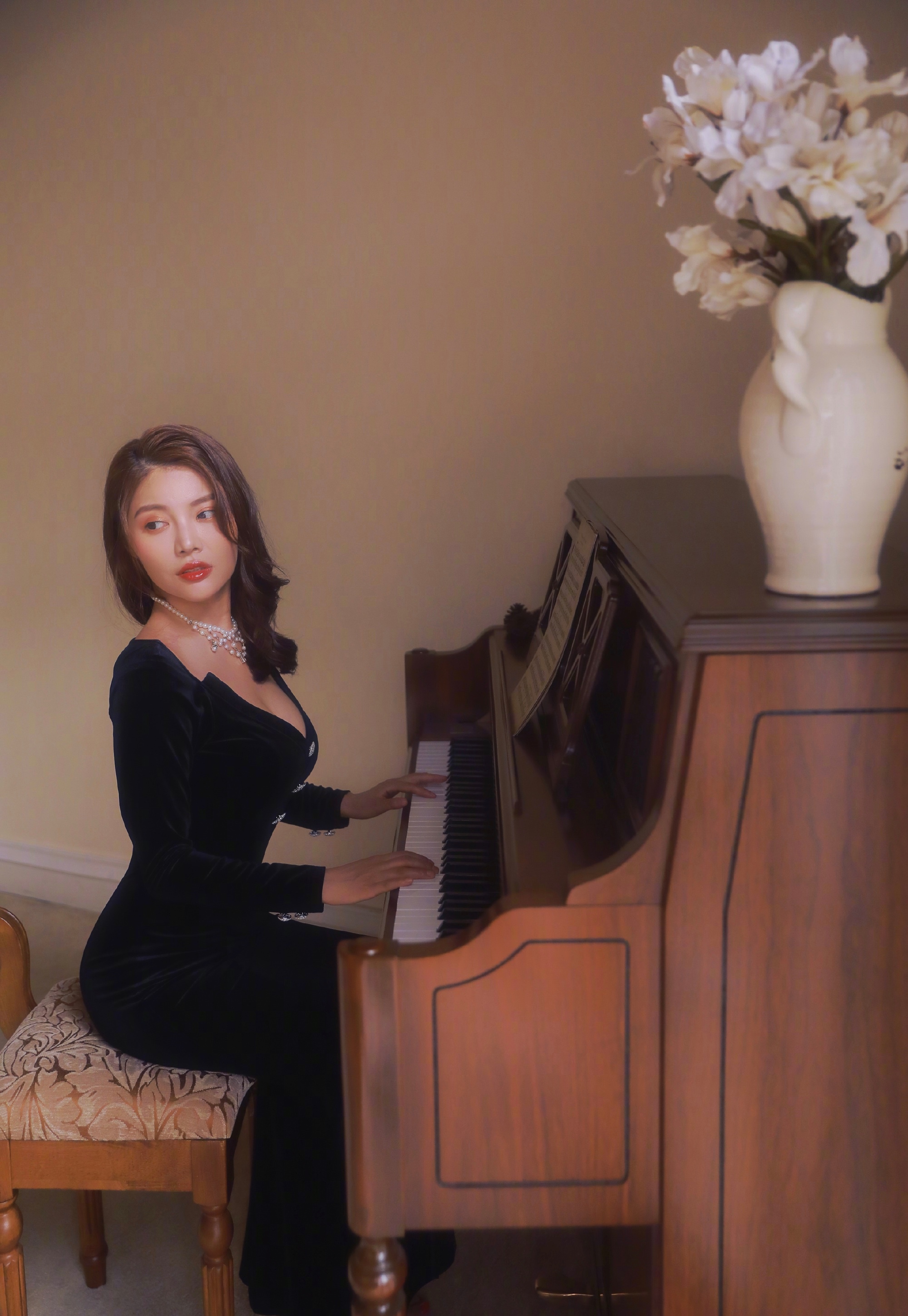 徐冬冬一组复古写真今日曝光,身着一袭深v蓝丝绒长裙尽显好身材