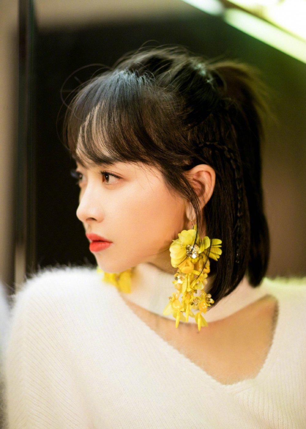 宋茜一直都是锁骨发,半扎也很好看,青春减龄必备.