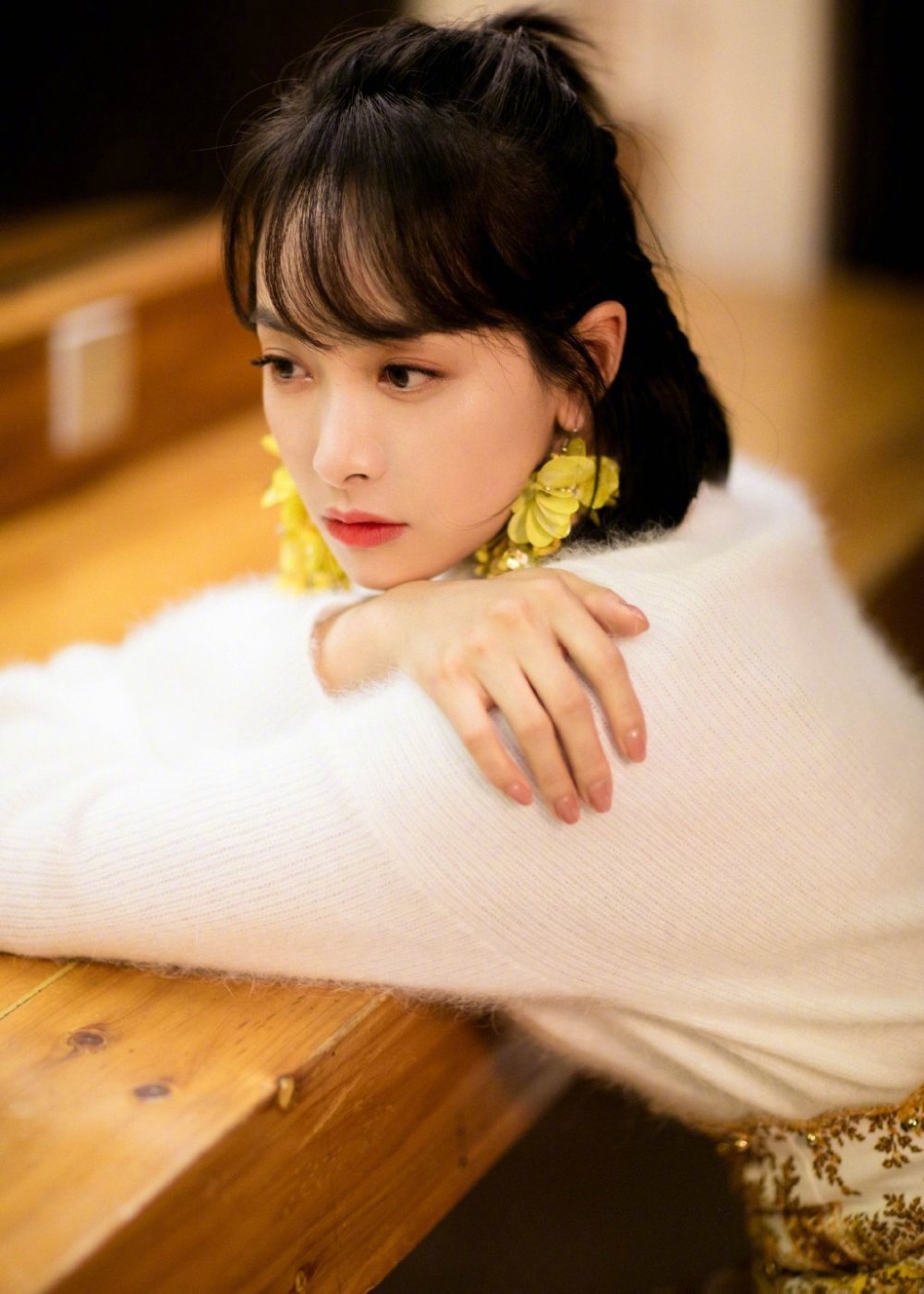 宋茜一直都是锁骨发,半扎也很好看,青春减龄必备.