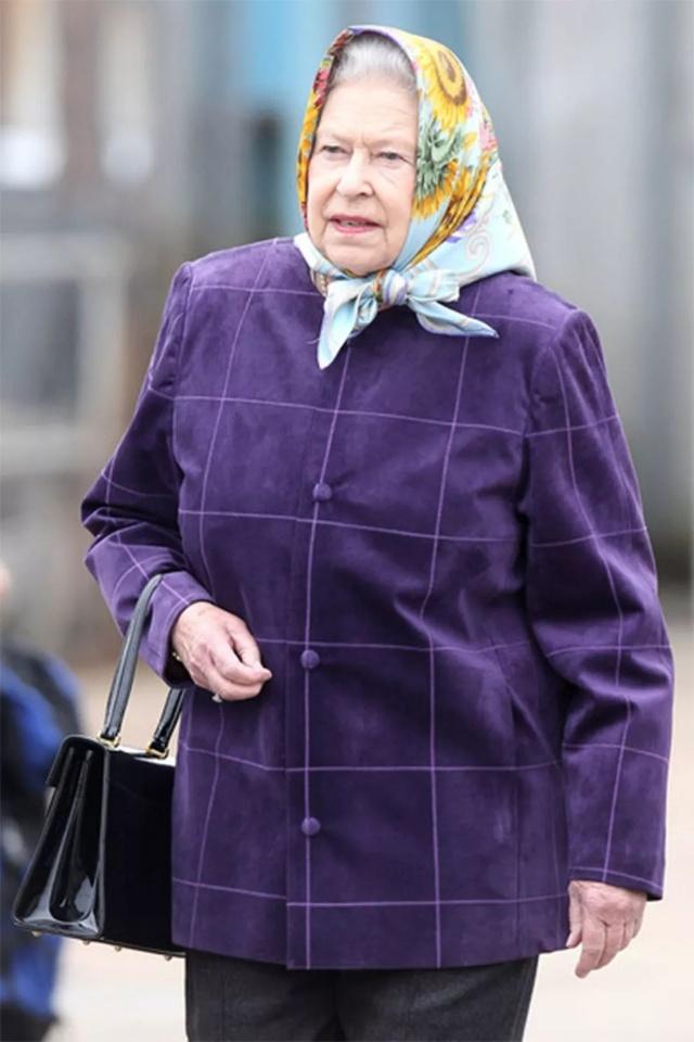 92岁英女王私服"接地气",花头巾再圈粉,乡下老奶奶的"标配"