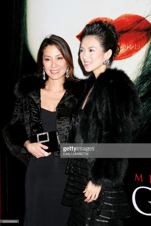 章子怡杨紫琼早前东京电影节,同穿黑裙搭皮草的她俩,很富婆感!