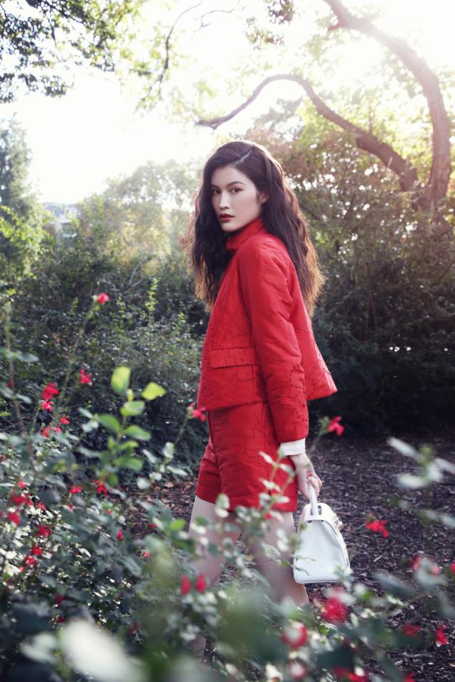 何穗不愧是超模穿红色小棉袄外套配短裤亮相羊毛卷发型真时髦
