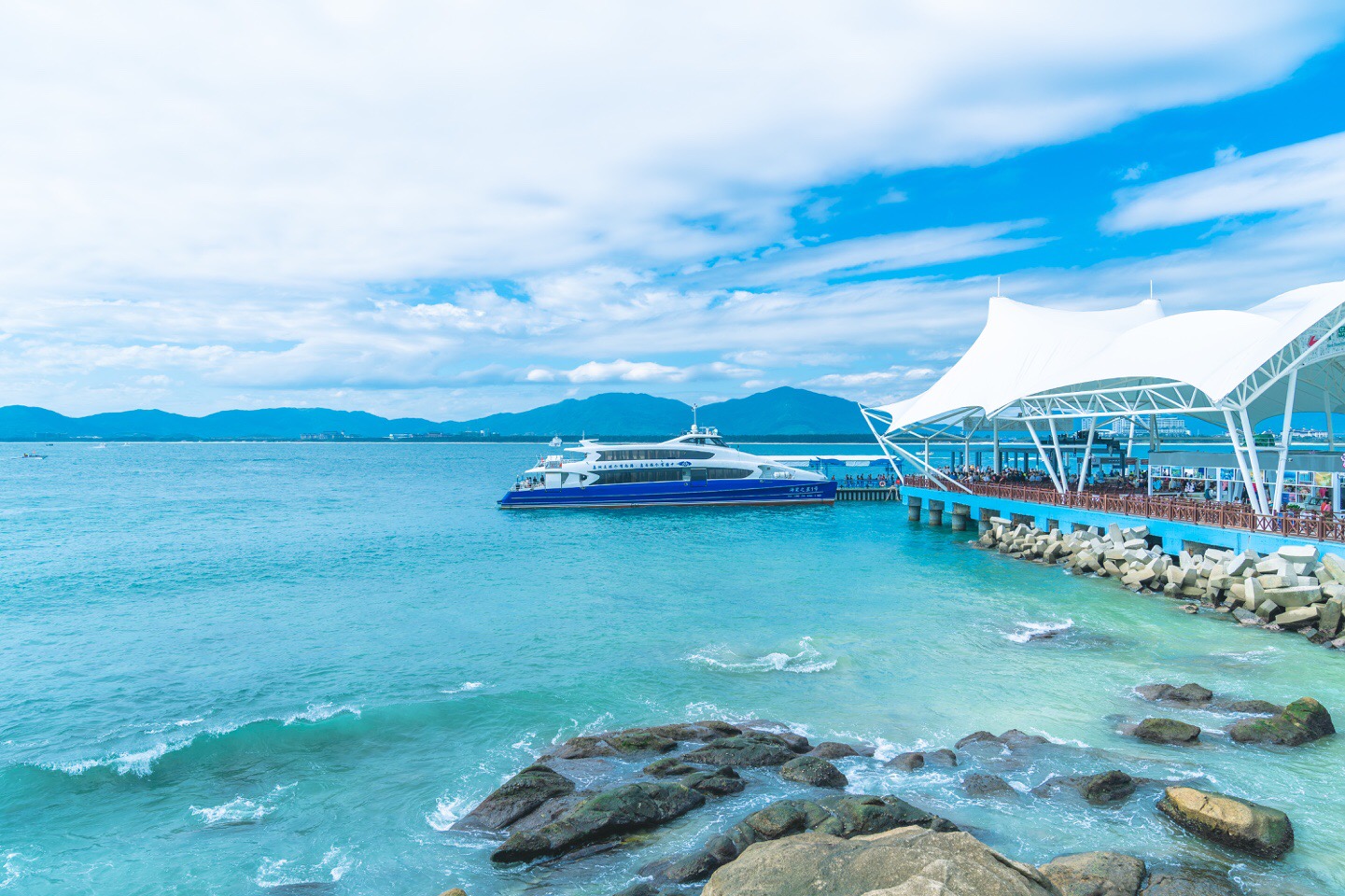 看鱼儿水中游听海水随风吹阳光灿烂的日子在蜈支洲岛的沙滩上睡一