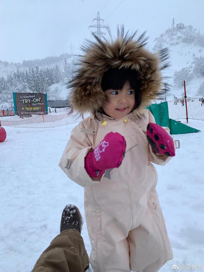 贾静雯一家四口滑雪初体验,波妞咘咘专注吃雪小表情