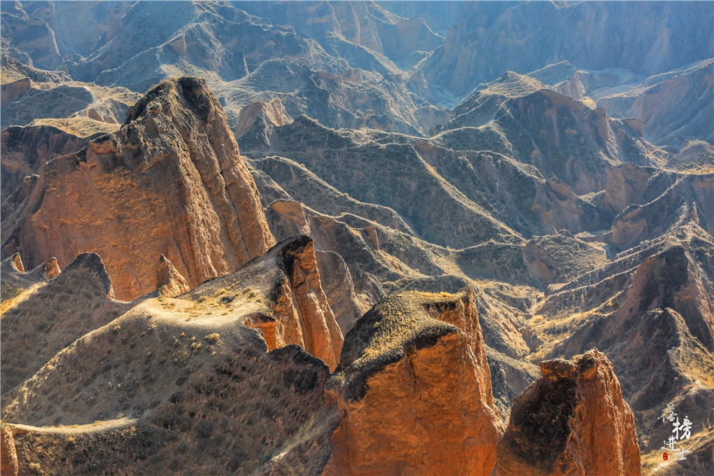 有些石峰在沧海桑田的磨砺中变得圆润柔和,有些则幻化为直至云霄的仞