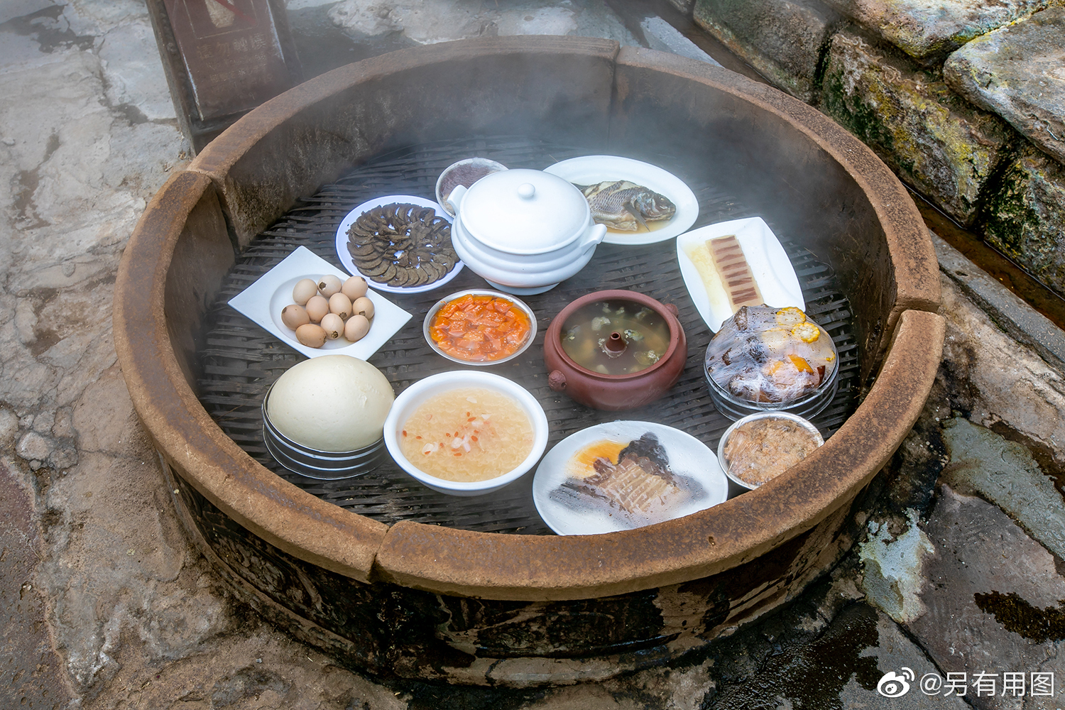 腾冲的热海是火山温泉走入满满的硫磺味山顶的热海大滚锅