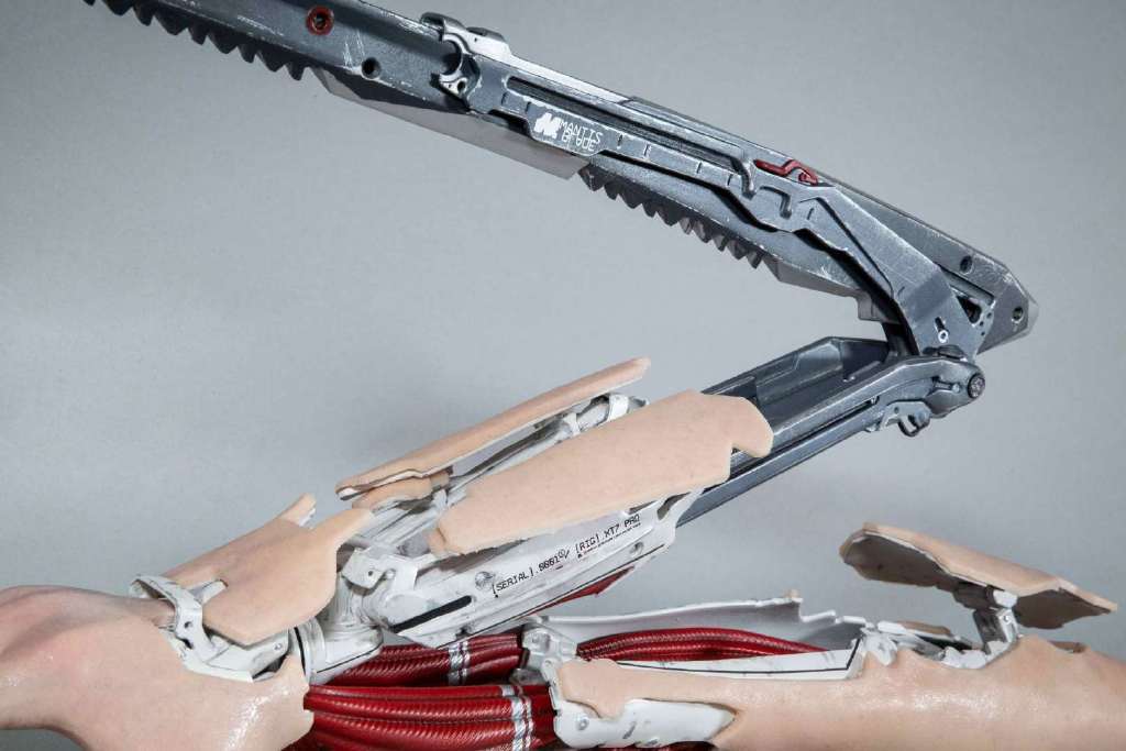 cdpr在科隆上展出的" mantis blade"命名为"前腕收纳式折叠刃"