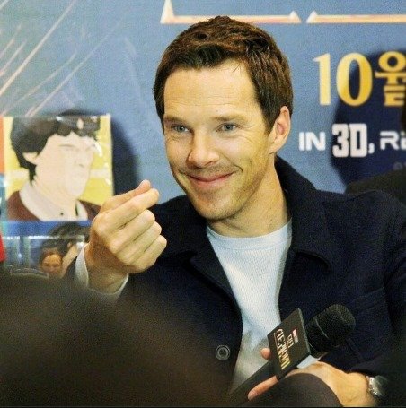 始终对韩式比心没有开窍的卷福