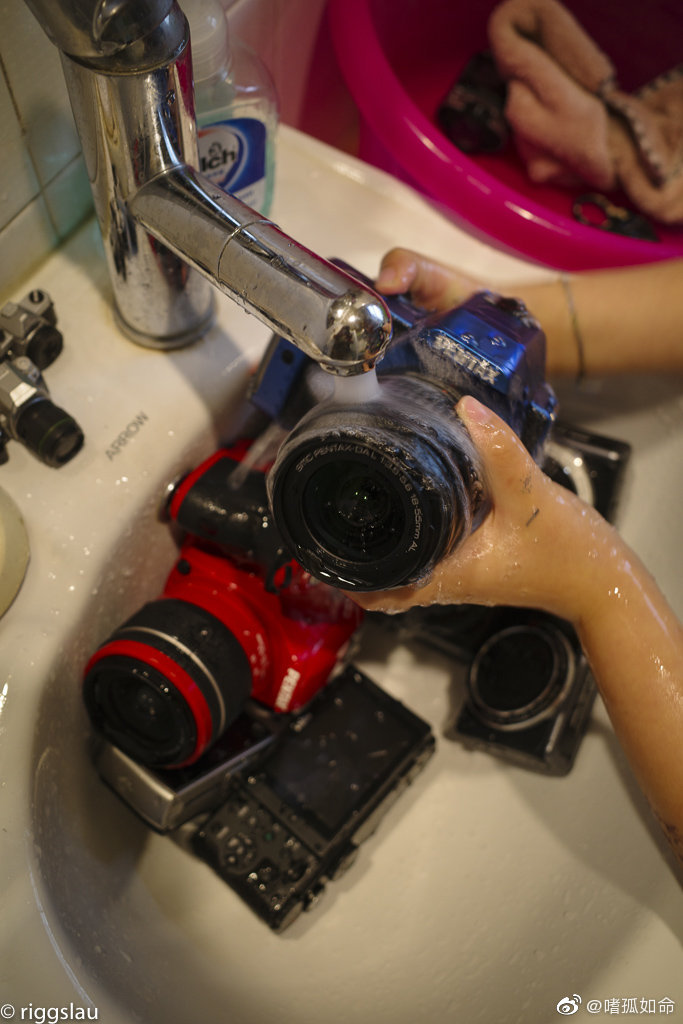 父亲节,宝贝女儿帮爸爸洗相机!是亲生的