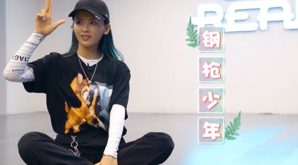 杨超越vr体验杨超越 火箭少女101研究所 说好的怕毛毛虫怕鬼 结果