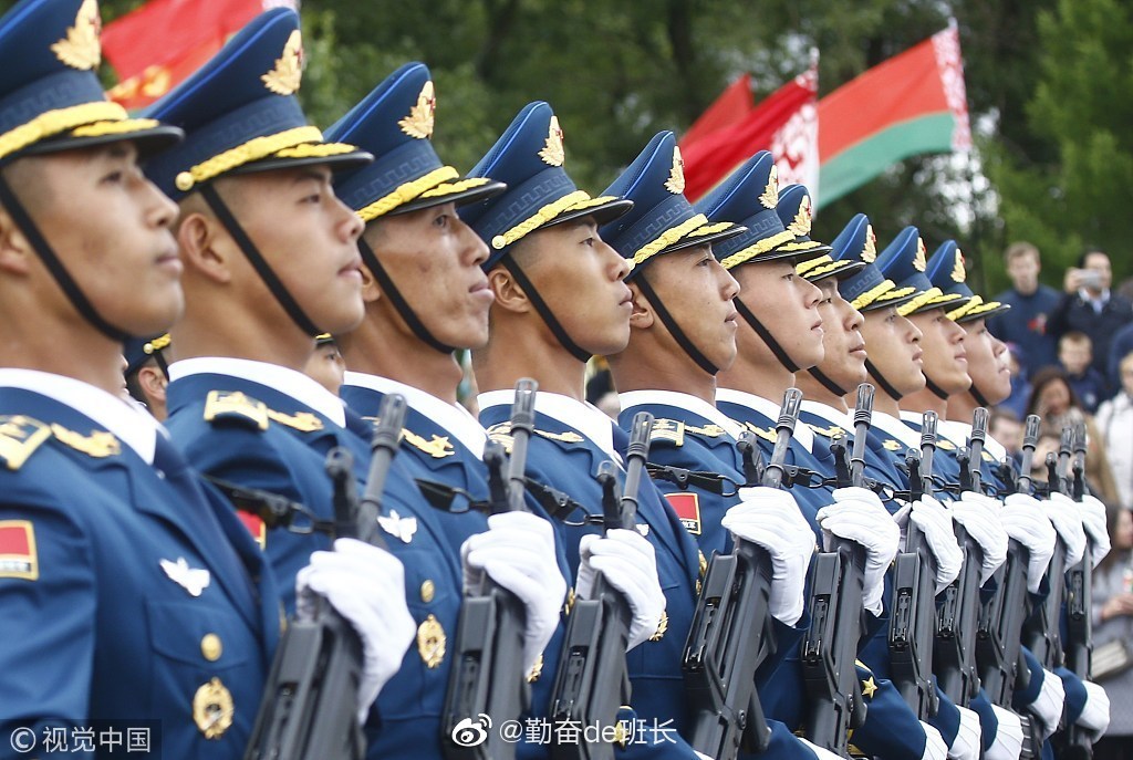 解放军三军仪仗队惊艳亮相白俄罗斯阅兵 霸气威武|白俄罗斯|阅兵|解放军_新浪新闻