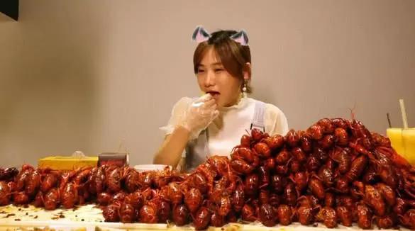 密子君吃龙虾,付款时老板说的话,让我们知道大胃王吃东西的套路