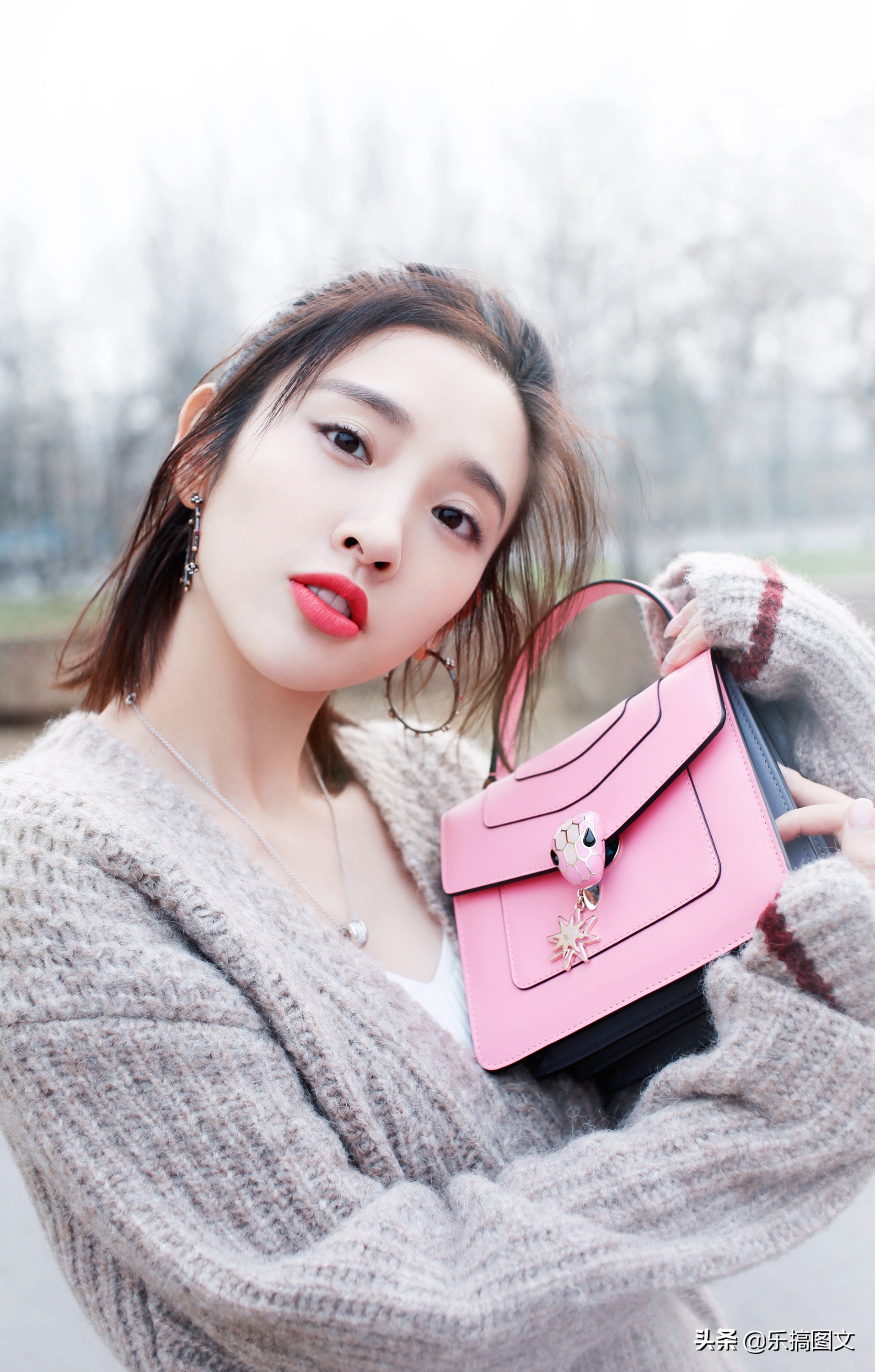 唐艺昕 破洞牛仔裤 清新可爱 甜美笑容