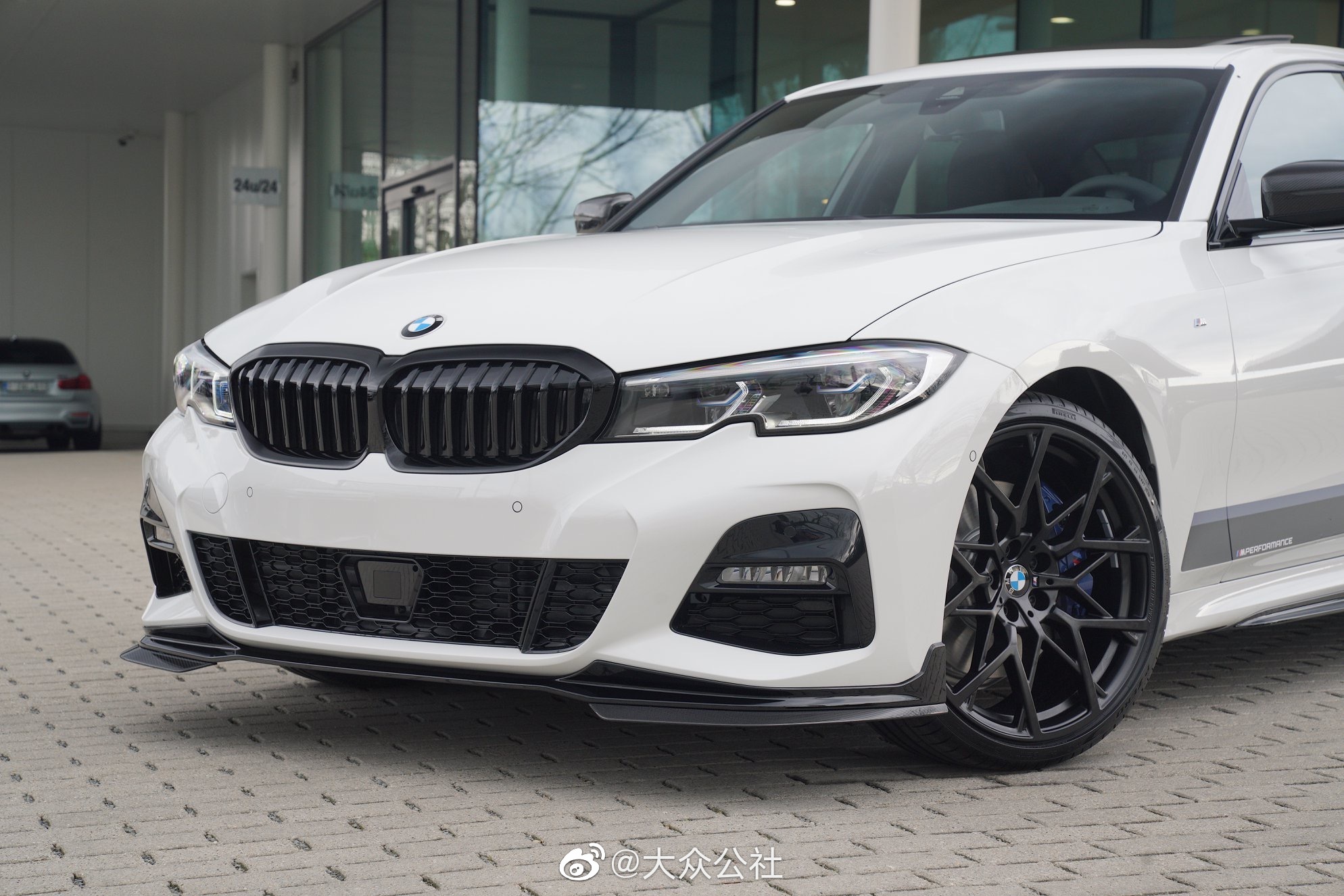 我们以宝马3系的最高配2021款改款二330lixdrivem运动曜夜版为例,其