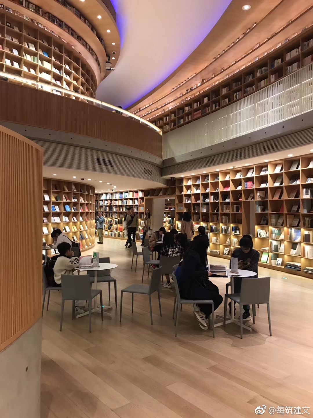 安藤忠雄设计的上海新华书店挺棒的只是二楼要从美术馆上