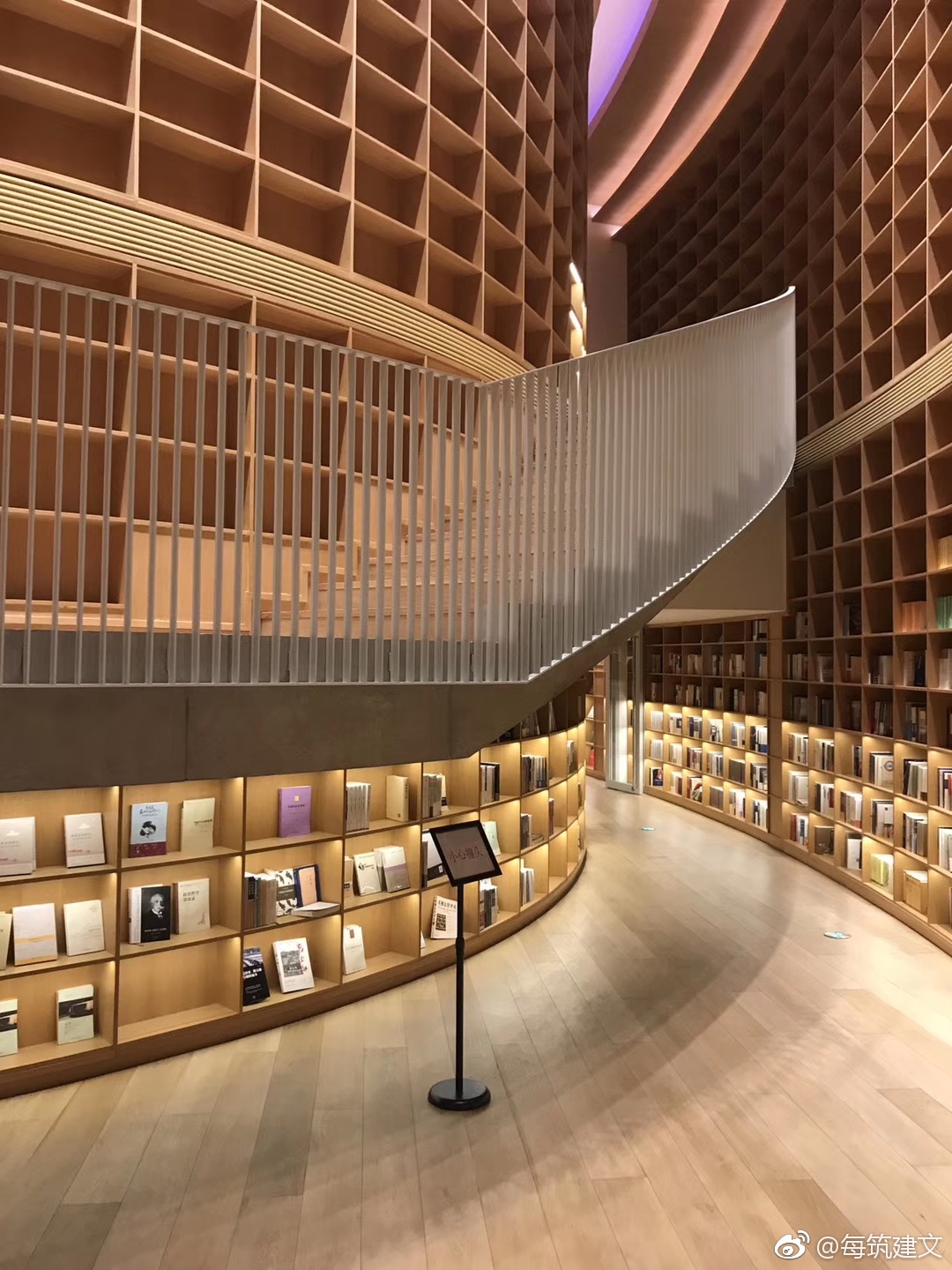 安藤忠雄设计的上海新华书店挺棒的只是二楼要从美术馆上