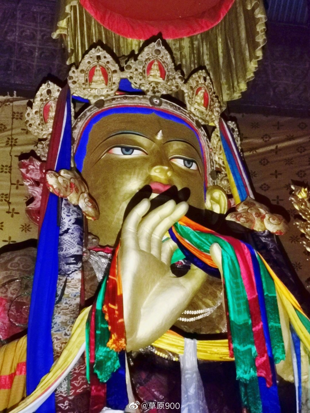 扎叶巴寺强巴佛殿,也称之为未来佛,精美的雕塑,造型别致精湛