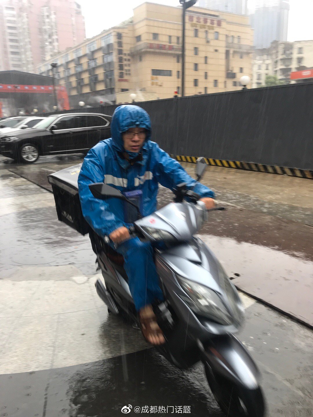 外卖小哥暴雨中送餐:别催了|暴雨|骑车|成都_新浪新闻