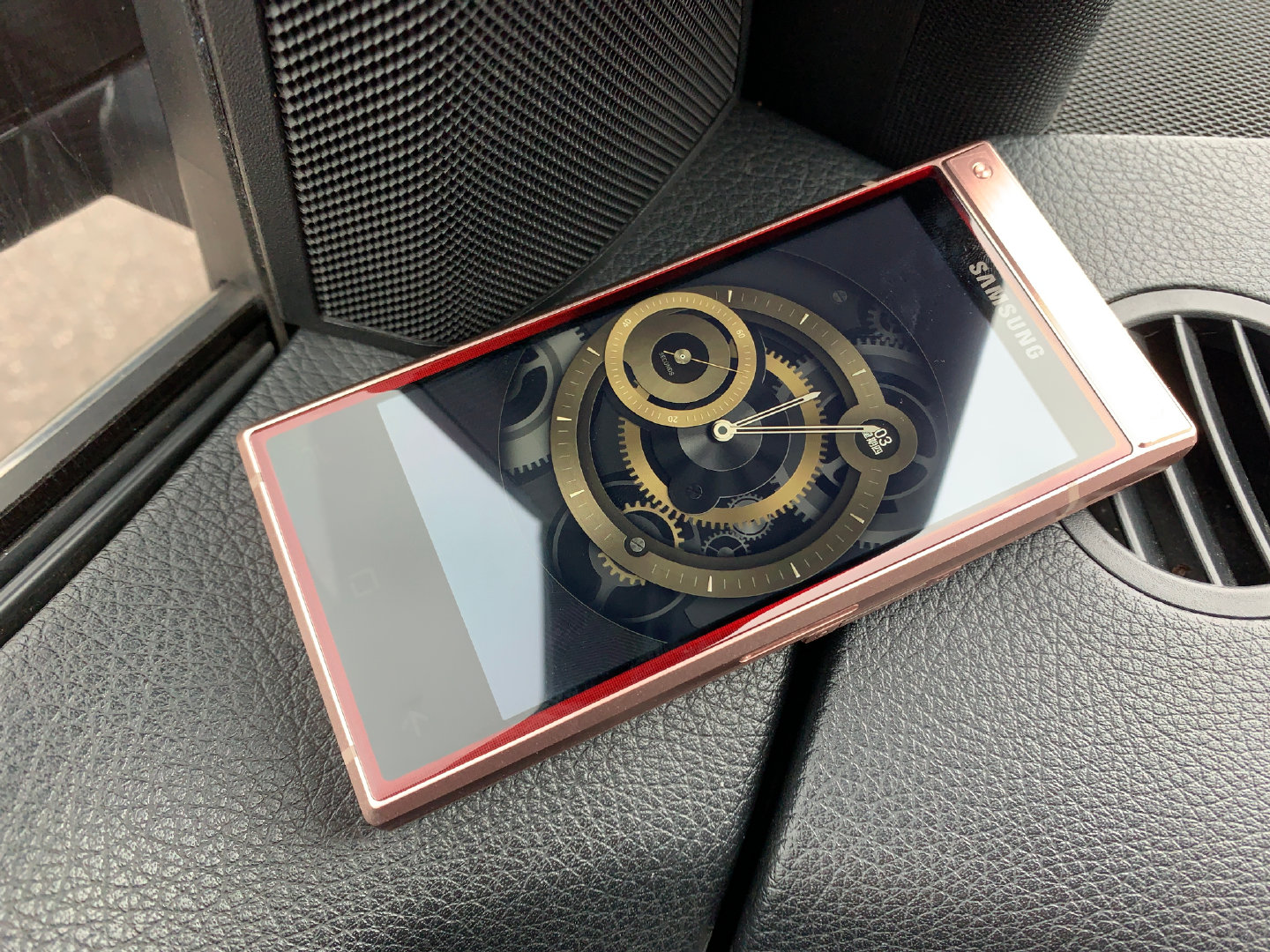 当前最热门的定制手机除了华为mate保时捷,三星w2019同样拥有很高的