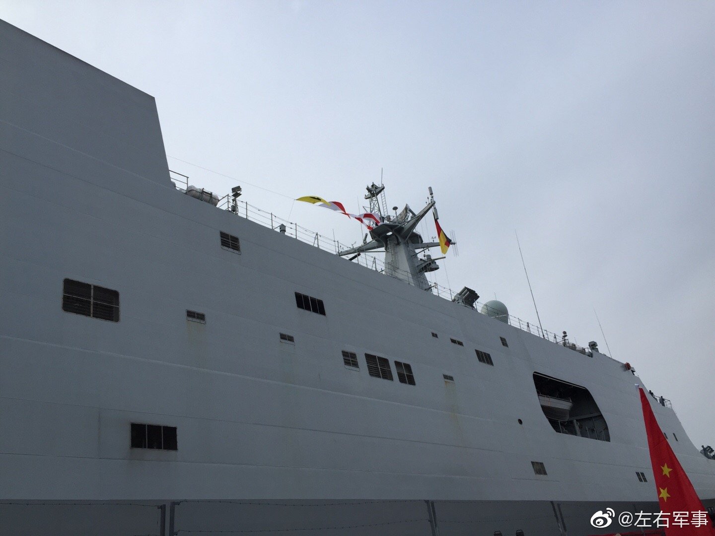 中国海军长白山号两栖登陆舰