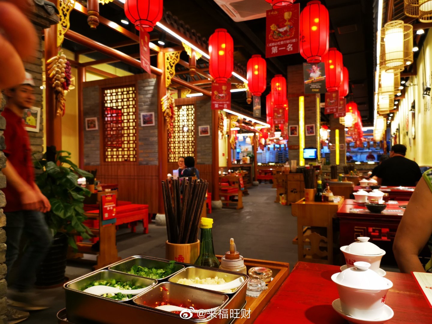 火爆全国的成都谭鸭血老火锅重出江湖乐见羊城