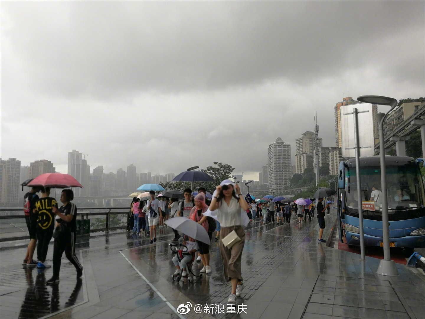 重庆第n次入夏失败 暴雨突袭行人被困轻轨站