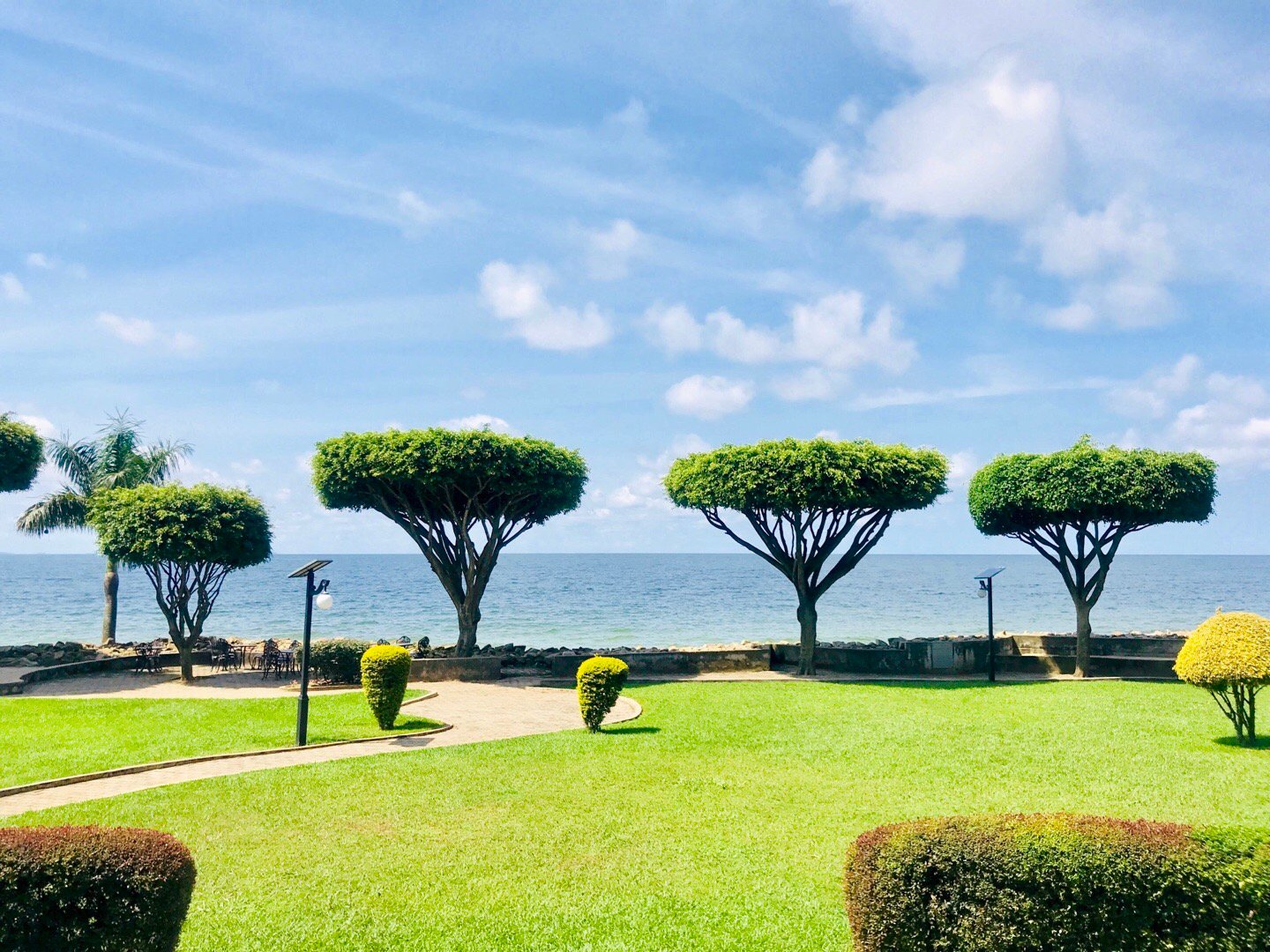 非洲最大的淡水湖-维多利亚湖位于东非大裂谷区,由非洲三国