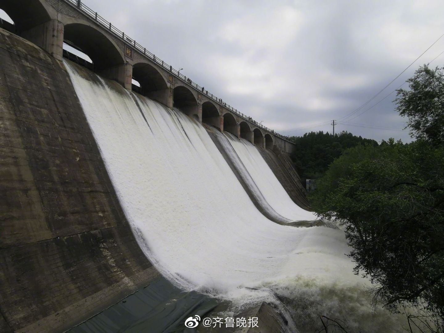 这里有一道独特的瀑布壮观济南锦绣川水库开闸泄洪场面震撼