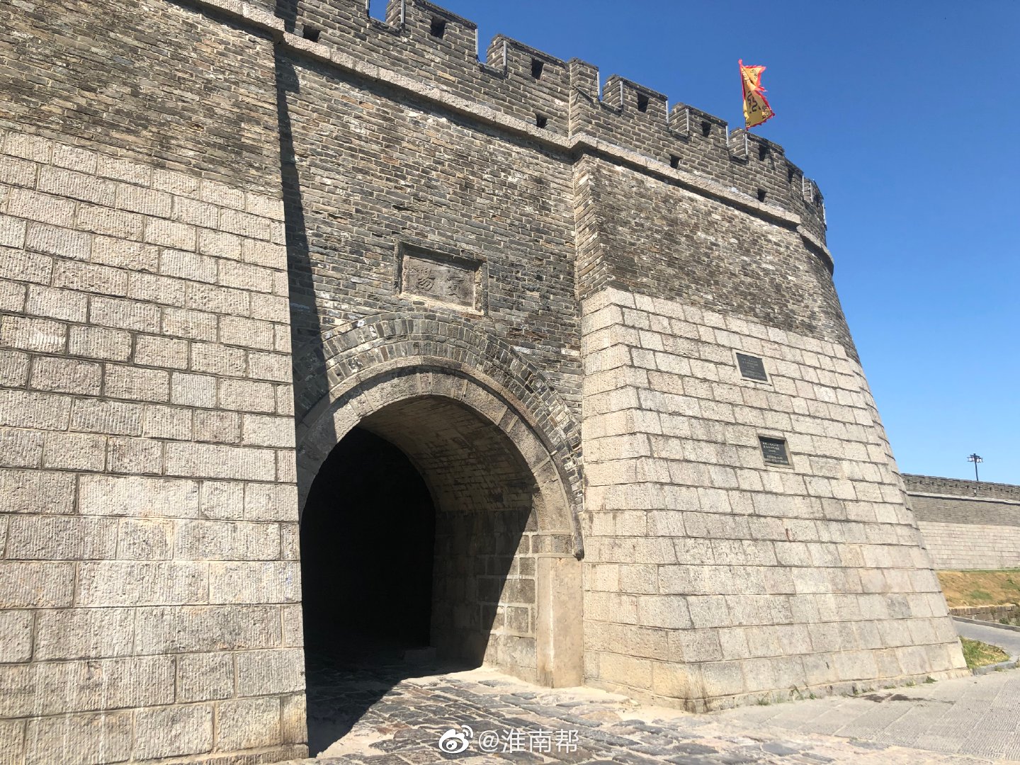 为南宋宁宗十二年建康都统许俊重筑,城墙周长7141米,是国内保存较为