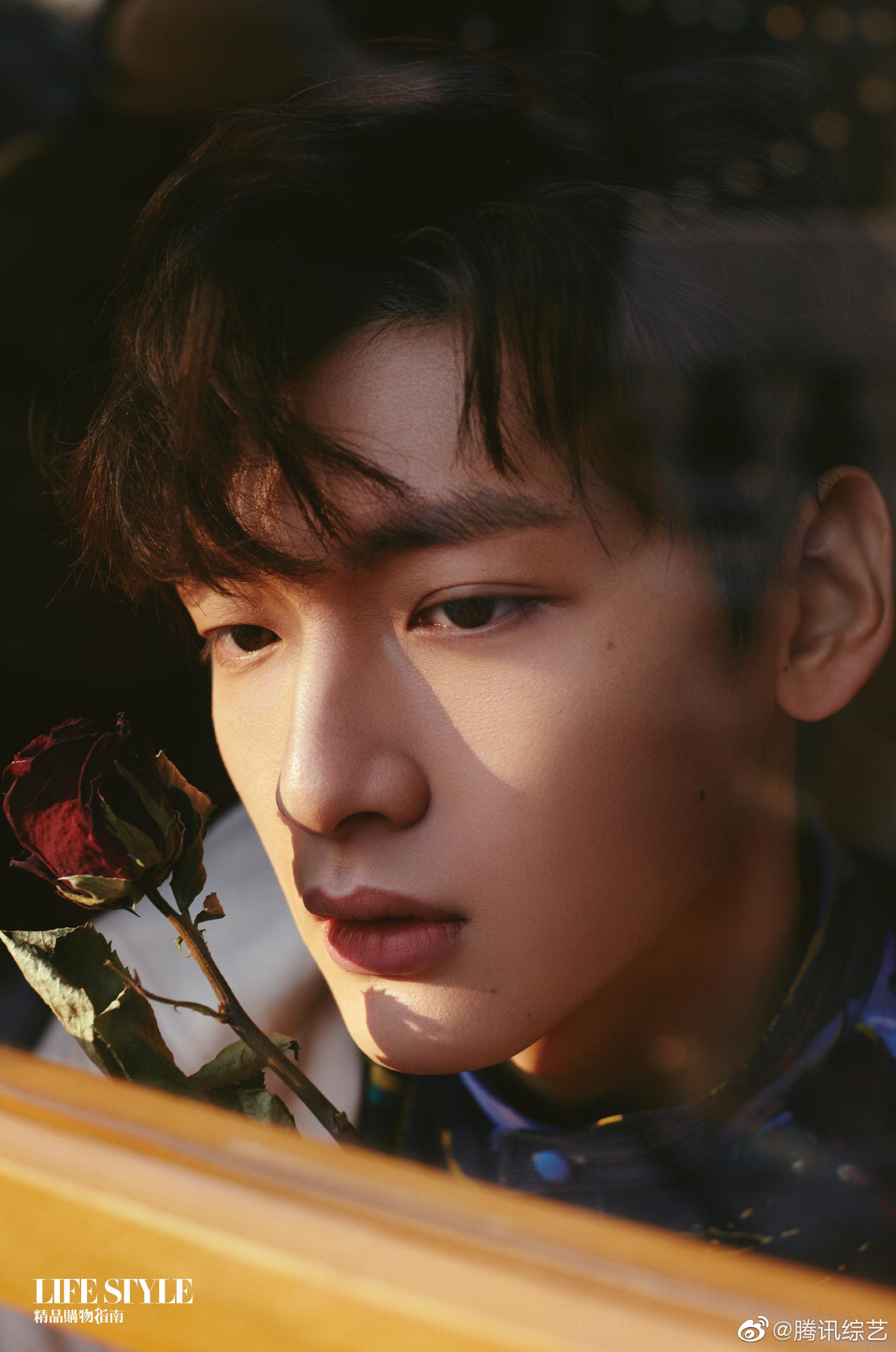 或抱着狗狗温柔浅笑,或拿着玫瑰魅力爆表少年如画@r1se-翟潇闻