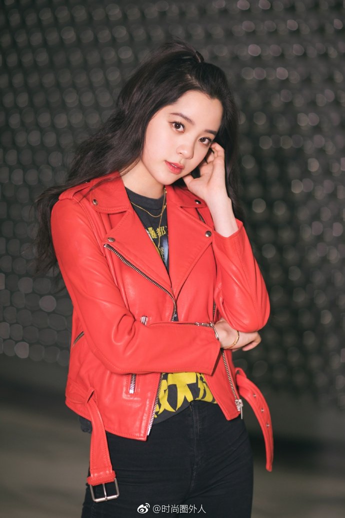 圣诞装 身穿红色皮衣元气满满的超酷美少女 圣诞装 身穿红色皮衣元气满满的超酷美少女