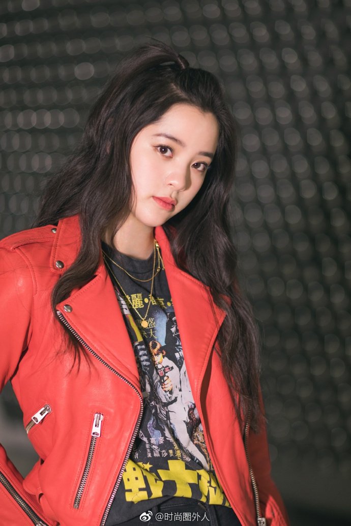 圣诞装 身穿红色皮衣元气满满的超酷美少女