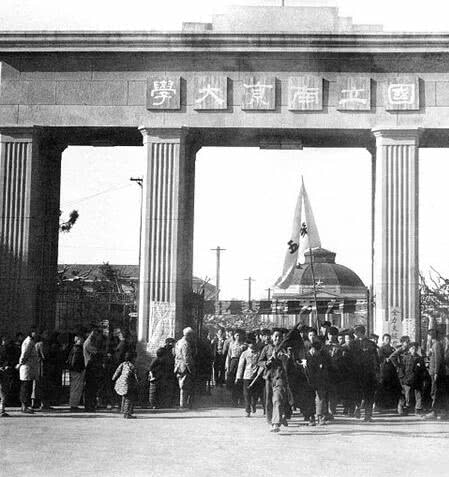 老照片,1949年人民解放军占领南京,当地百姓夹道欢迎