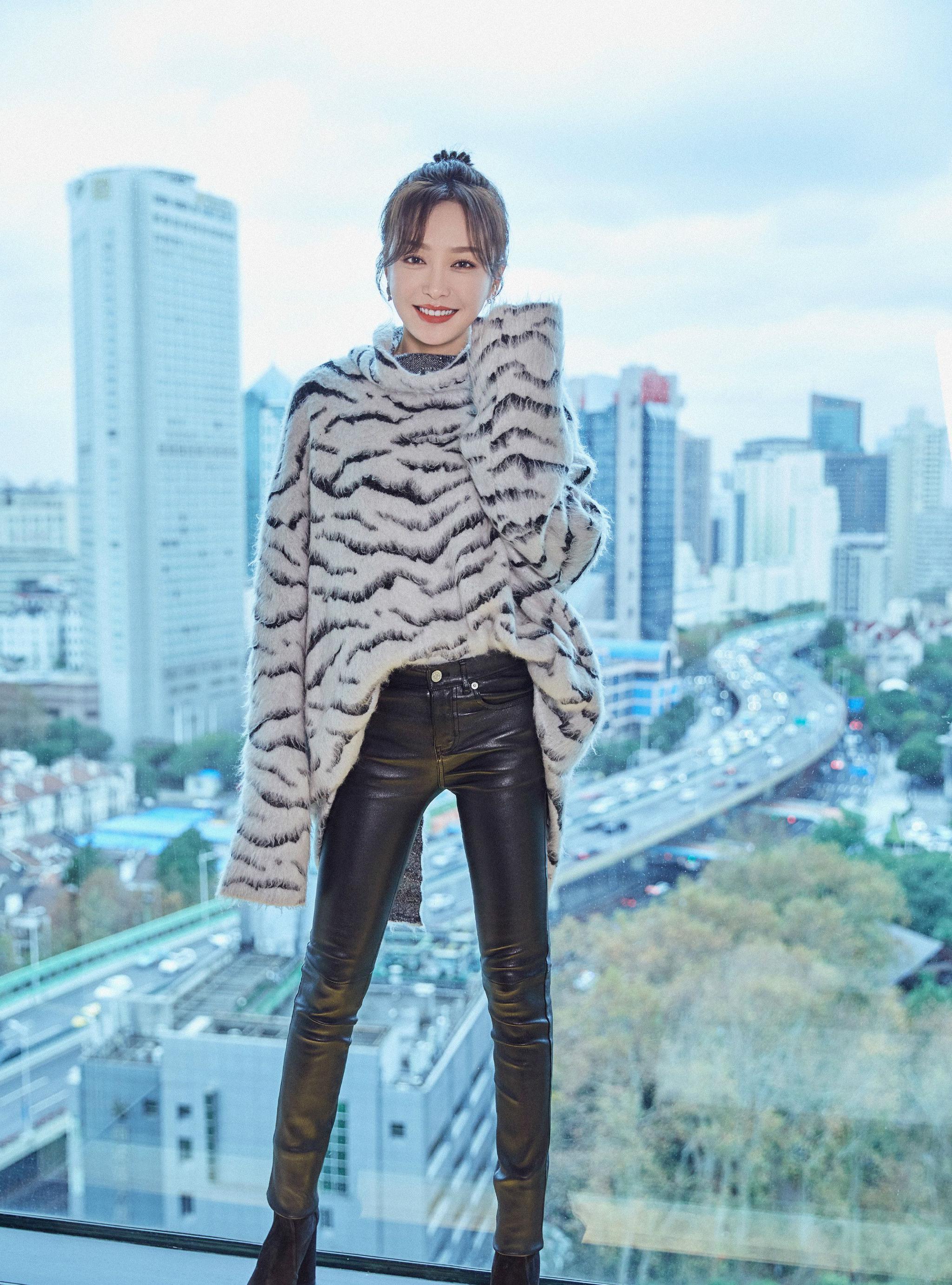 穿皮裤只服秦岚,165的身高却凹出180大长腿,简直在拉仇恨