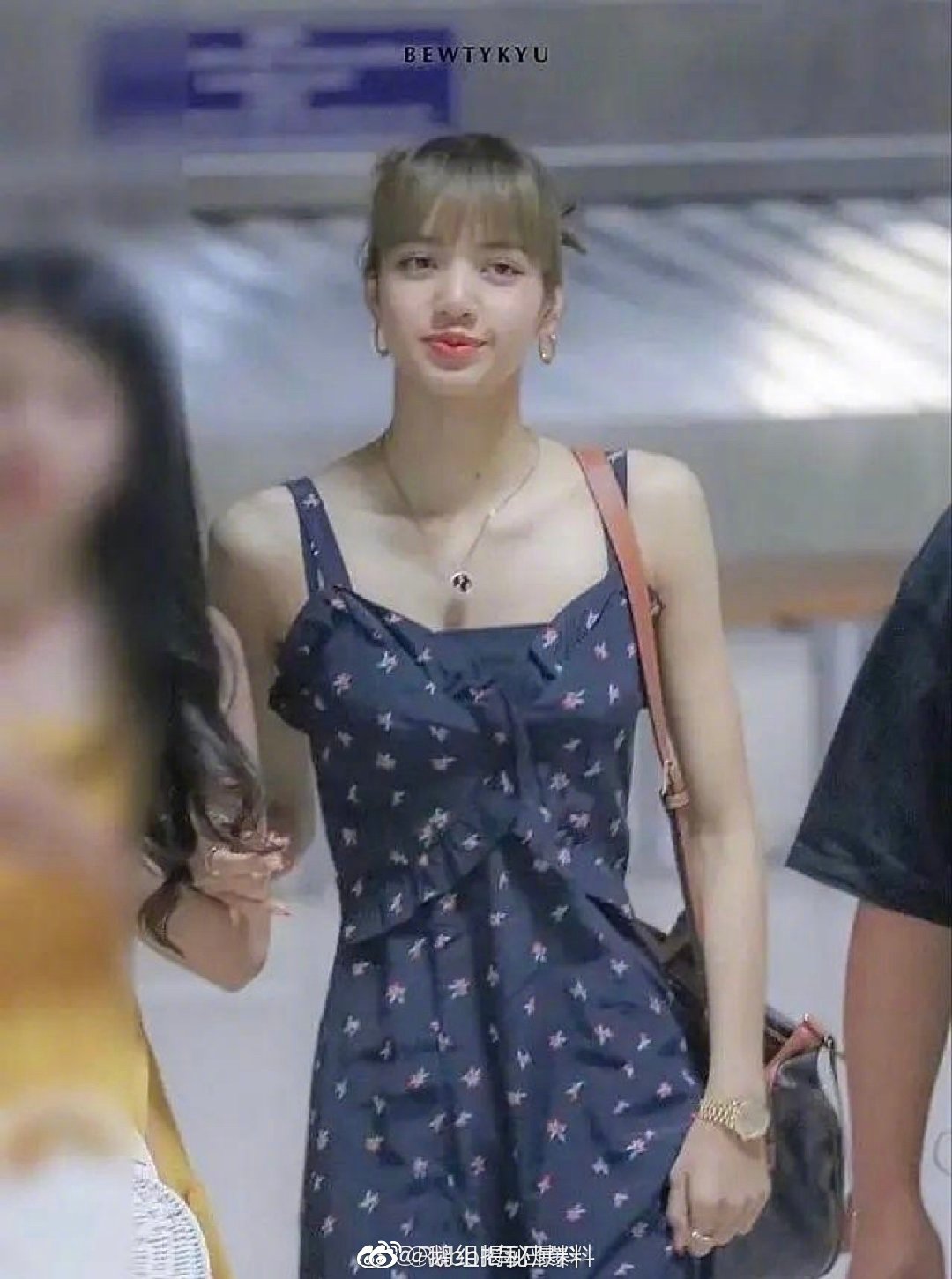 组里说lisa肩部太宽了,金刚芭比既视感_高清图集_新浪网