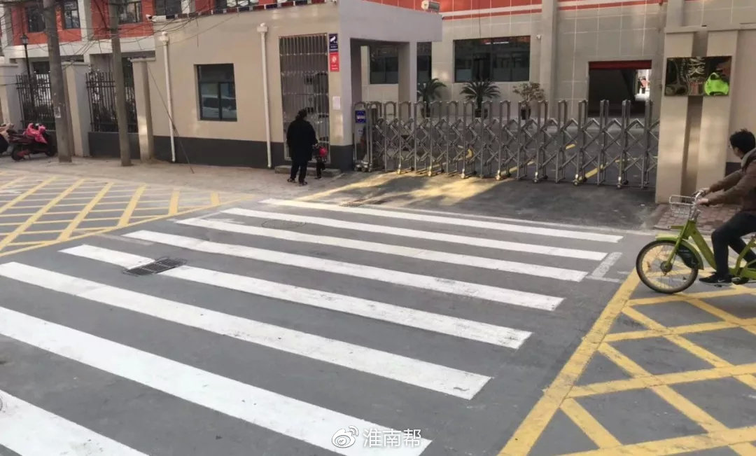 施划黄色网格线