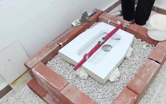 为何洗手间蹲坑都会砌个台阶,原来益处真多,懊悔没早晓得