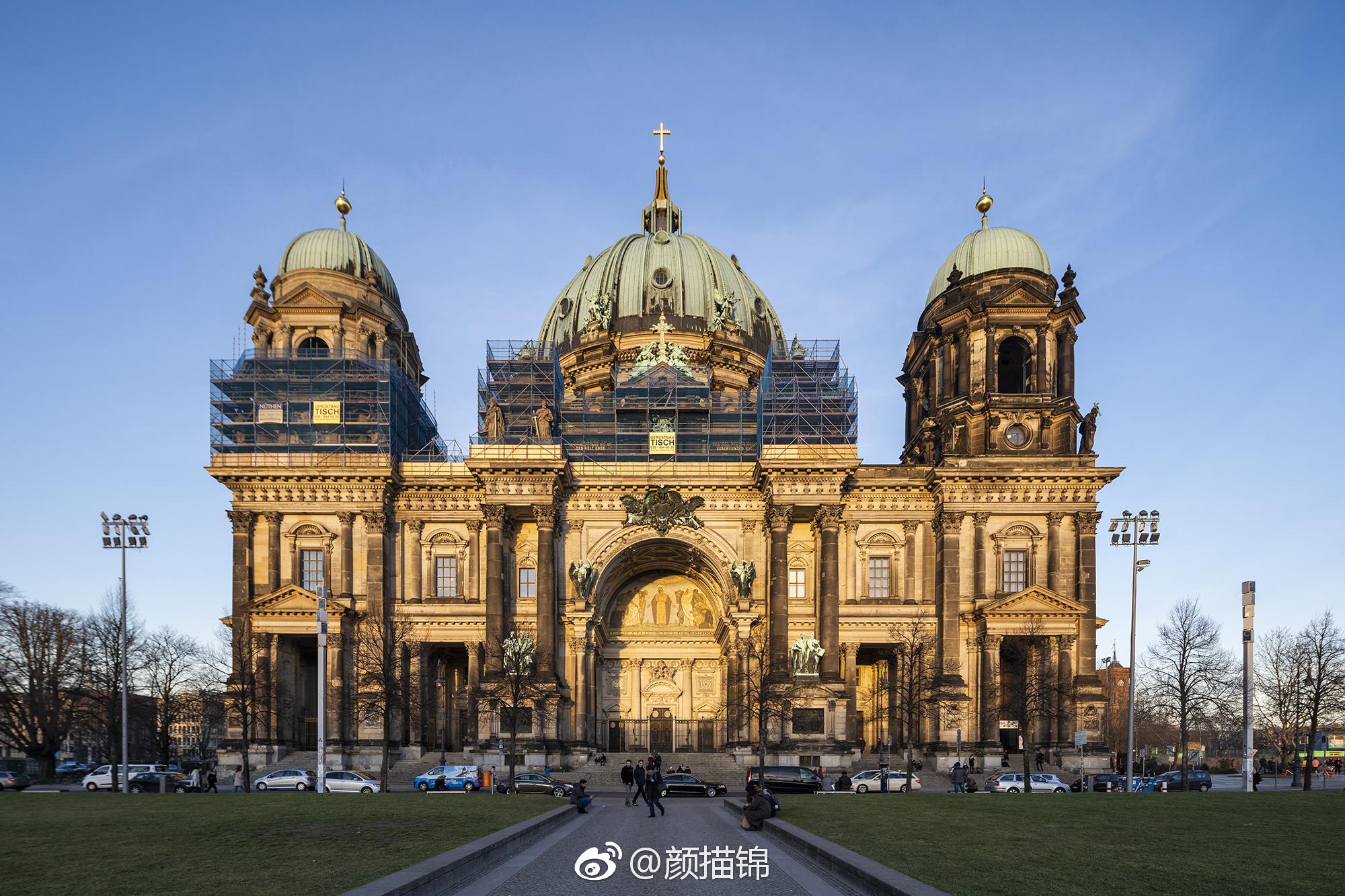 柏林大教堂位于柏林市中心的博物馆岛上