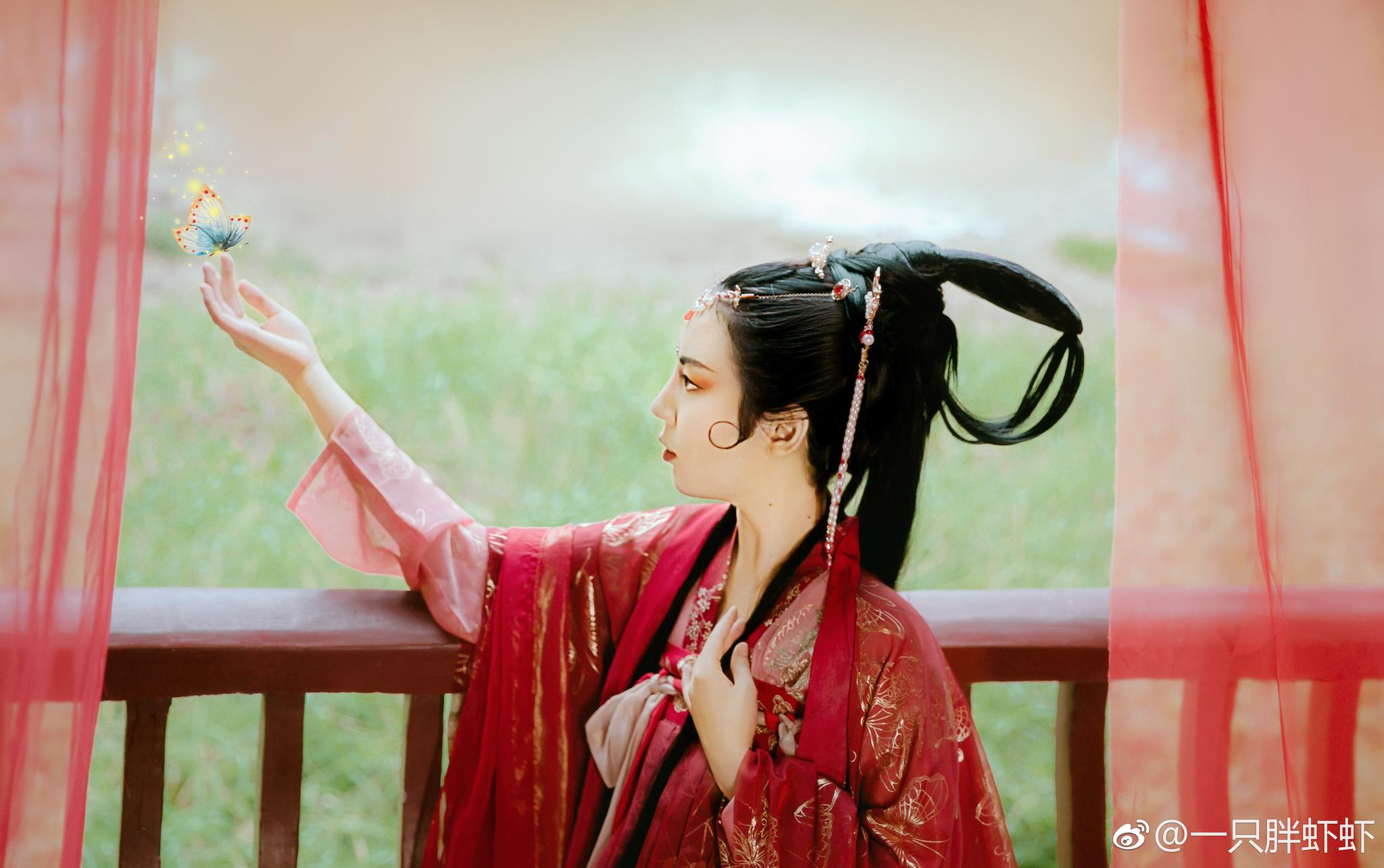 美女卷珠帘,深坐蹙蛾眉,但见泪痕湿,不知心恨谁